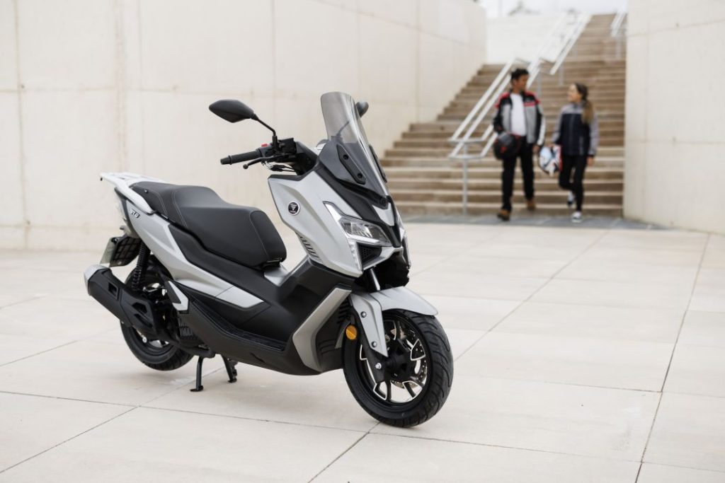 Voge SR1 125 scooter 9 Motor16