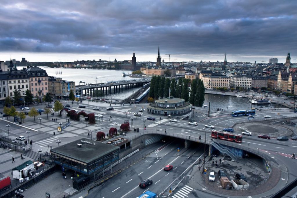 2023 Estocolmo. Suecia. Tráfico. Imagen ciudad.
