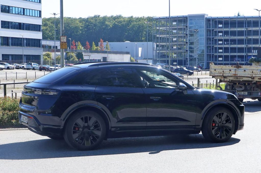 Porsche Macan EV 9 Motor16