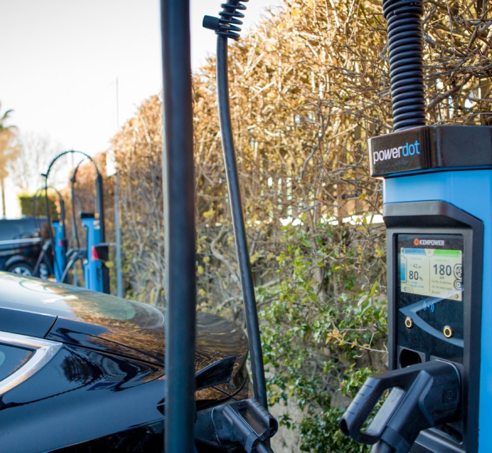 cargar un coche electrico powerdot Motor16
