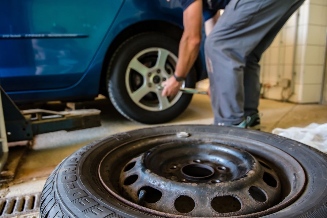 12 productos para reparar pinchazos en tu coche o moto y no morir en el  intento