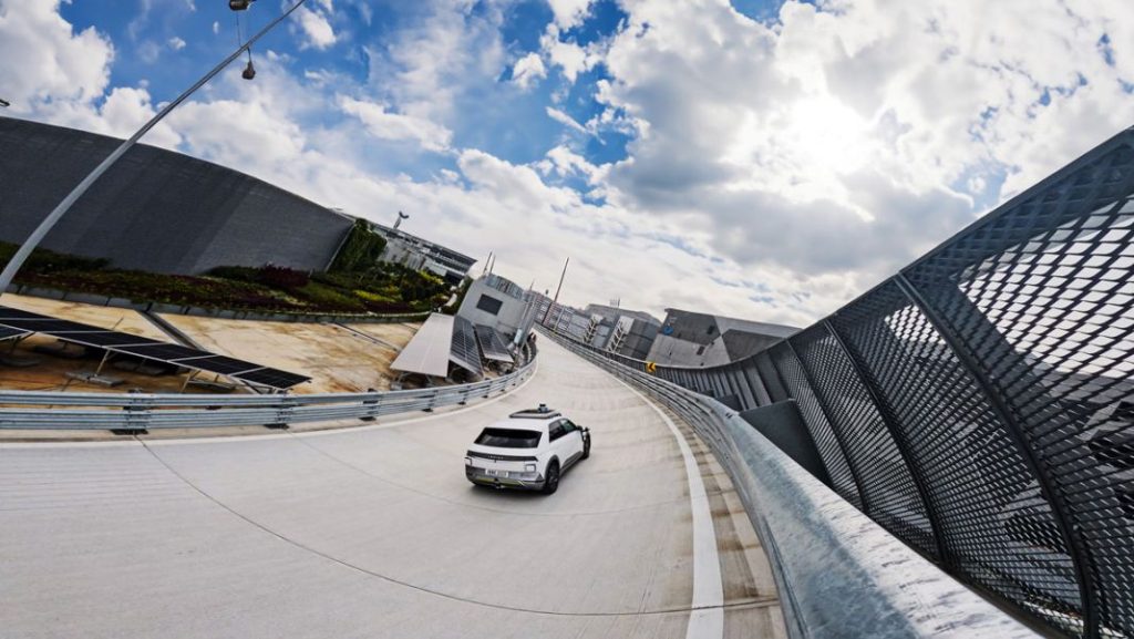 HYUNDAI IONIQ 5 ROBOTAXI 1 Motor16