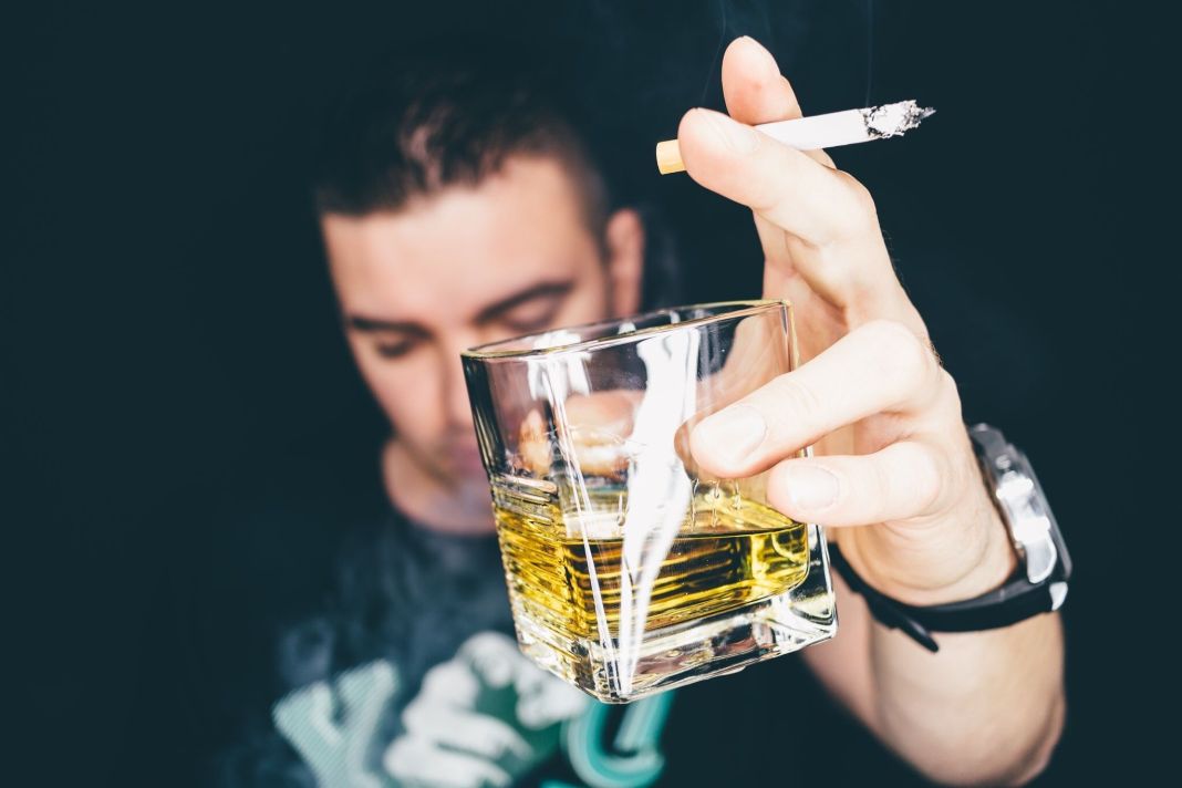 Consumir alcohol o drogas antes de conducir