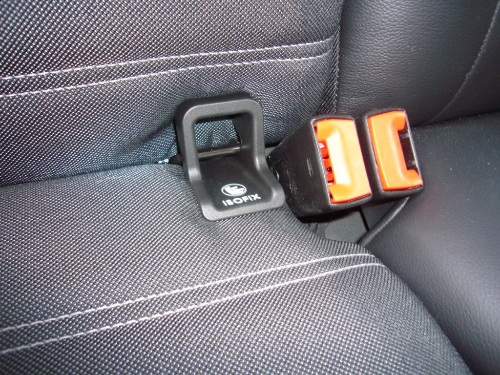 ¿Qué precauciones se deben tomar al utilizar los anclajes Isofix?