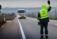 La maniobra que jamás debes hacer delante de un autobús si no quieres que la Guardia Civil te quite el carnet de por vida
