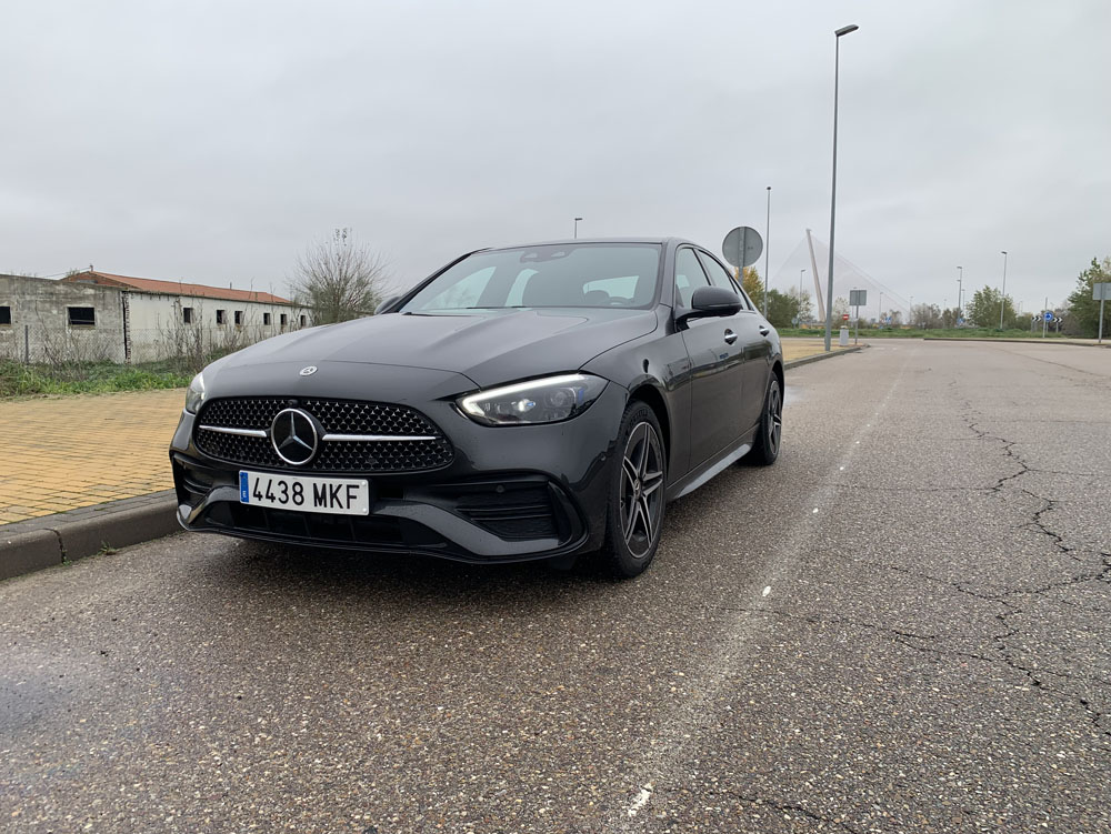 2023 Mercedes-Benz C 300 de. Prueba. Imagen delantera.