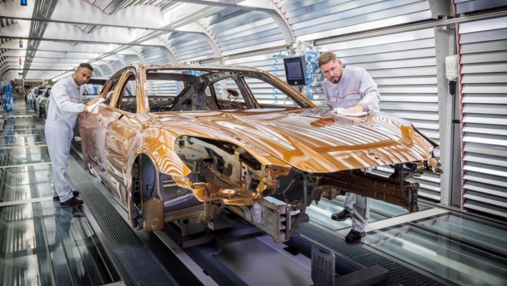 2023 Porsche Panamera 2 millones 4 Motor16