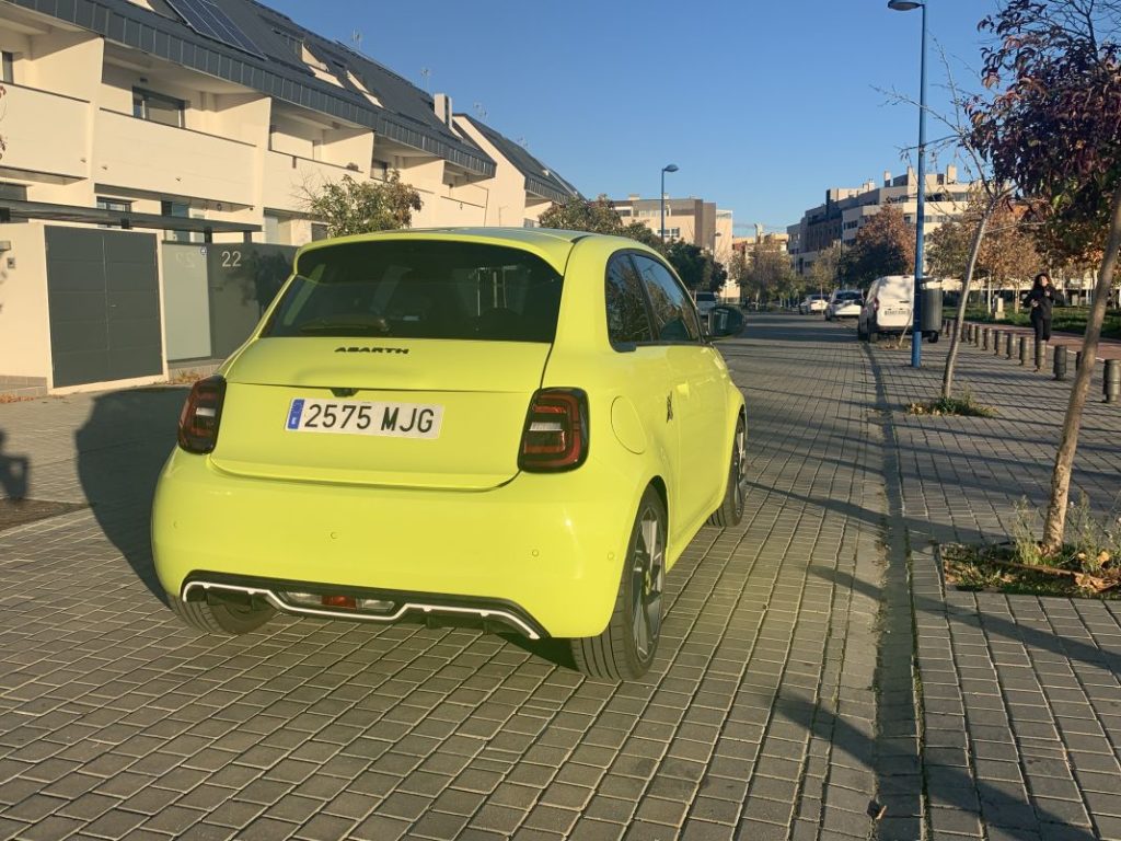 2023 Abarth 500e Turismo. Prueba. Imagen trasera.