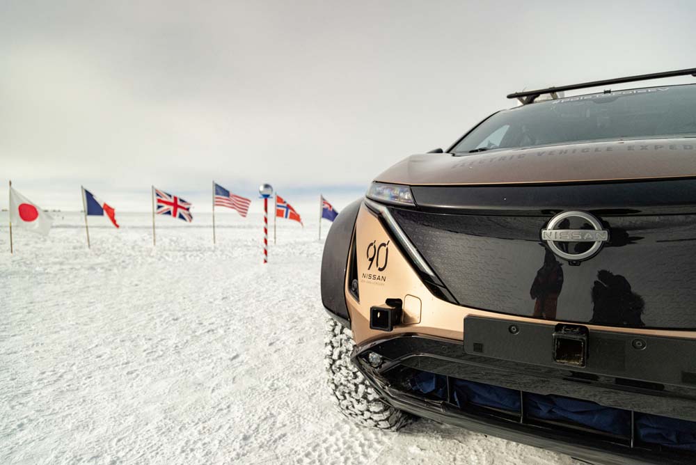 Nissan Ariya en la meta de la Antártida.