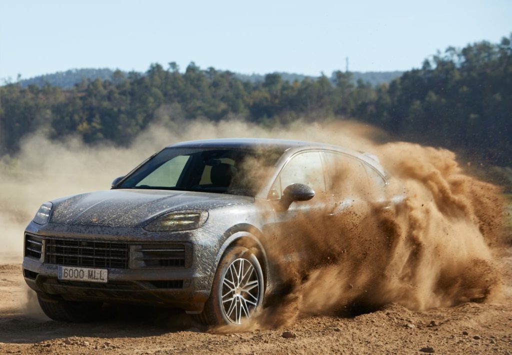 2023 Porsche Cayenne. Imagen off-road.