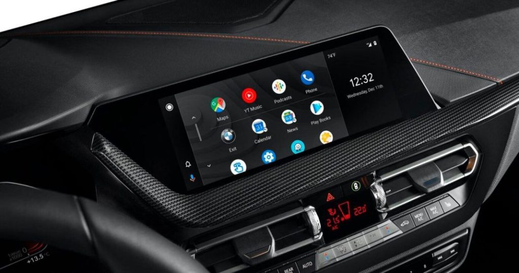 Esto es lo que debes saber si quieres instalar una pantalla externa en el coche  para tener Android Auto o Apple CarPlay y ahorrarte una multa