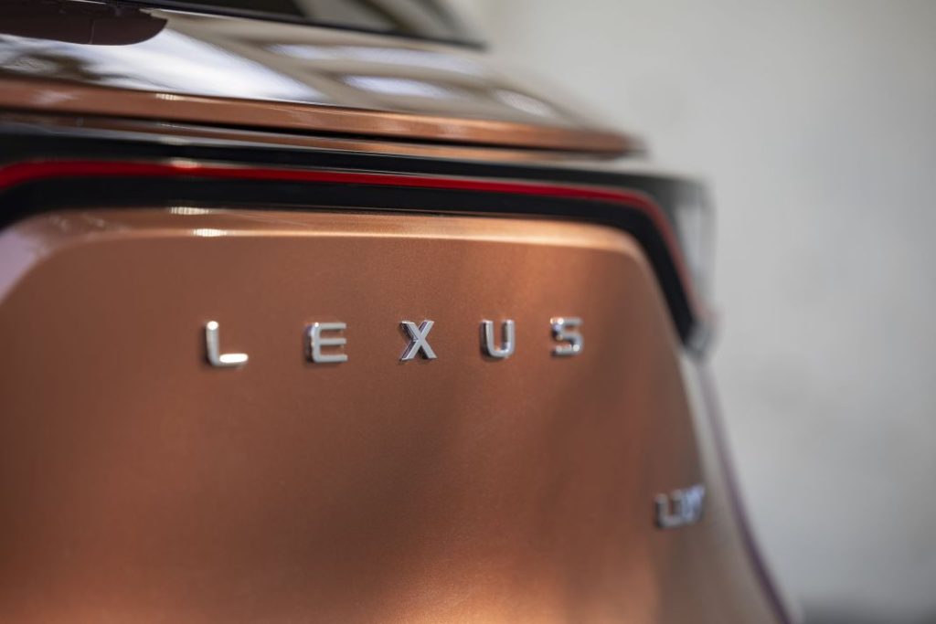 lexus lbx cool copper sonic bi tone detail 001 Motor16
