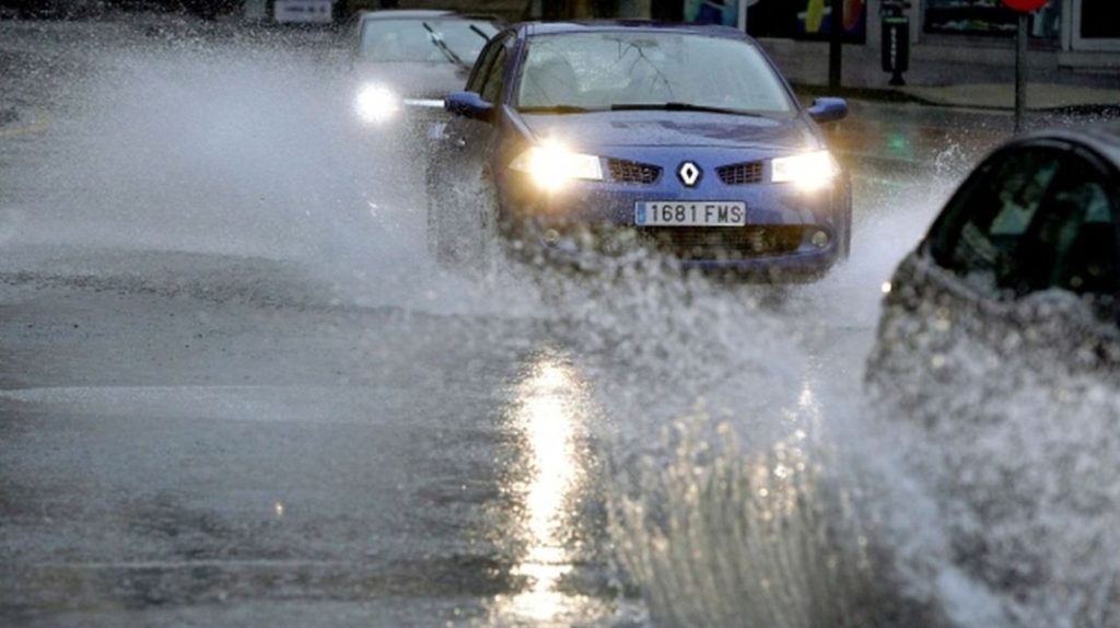 La DGT aconseja extremar las precauciones si nos sorprende lluvia copiosa al volante.