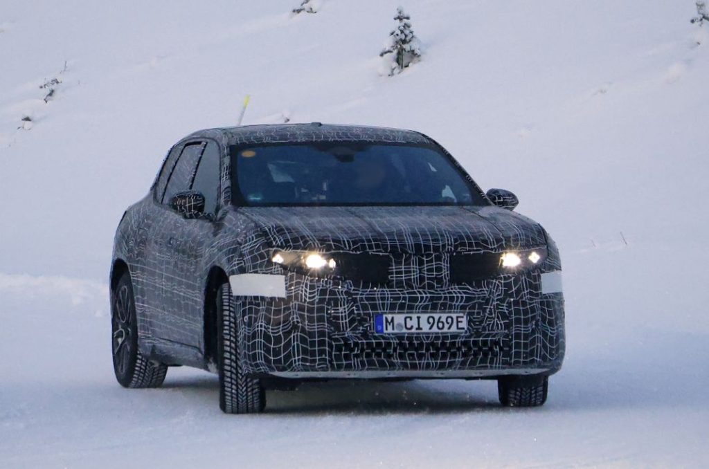 BMW iX3 2025 nieve 14 Motor16
