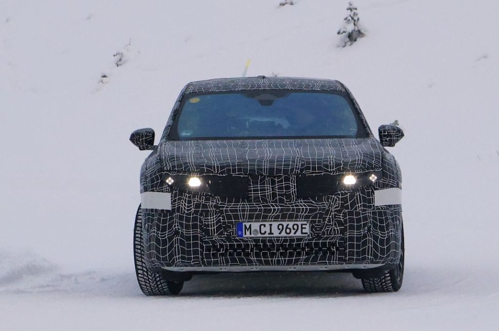 BMW iX3 2025 nieve 3 Motor16