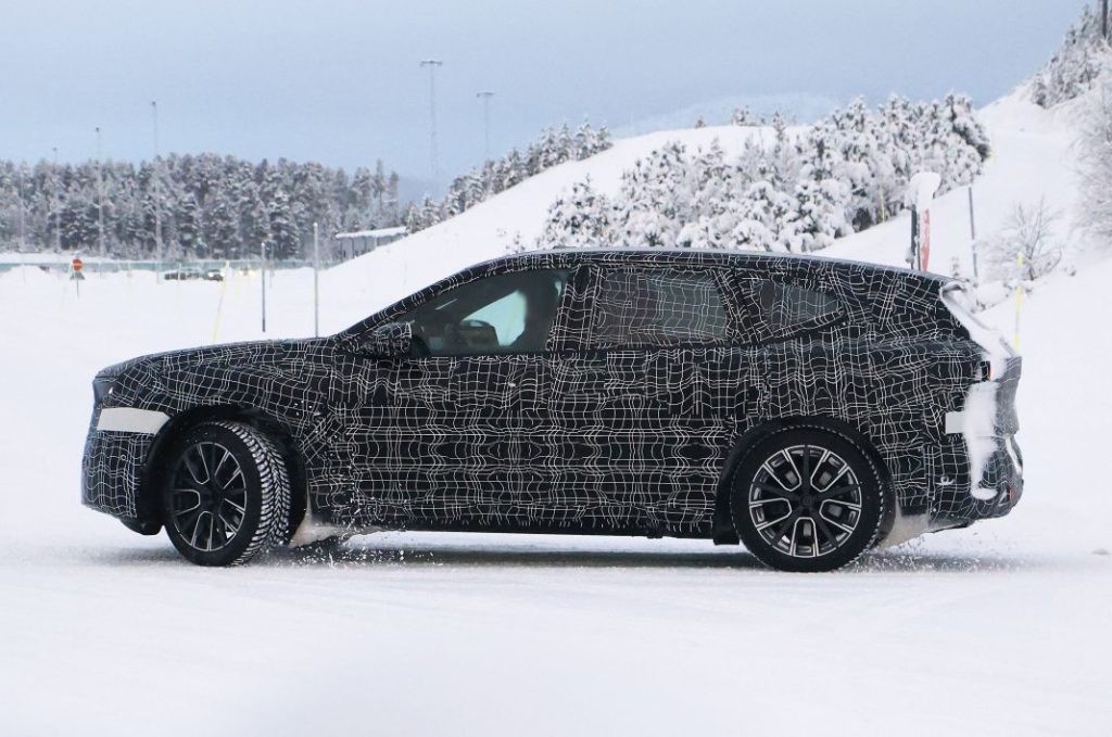 BMW iX3 2025 nieve 7 Motor16