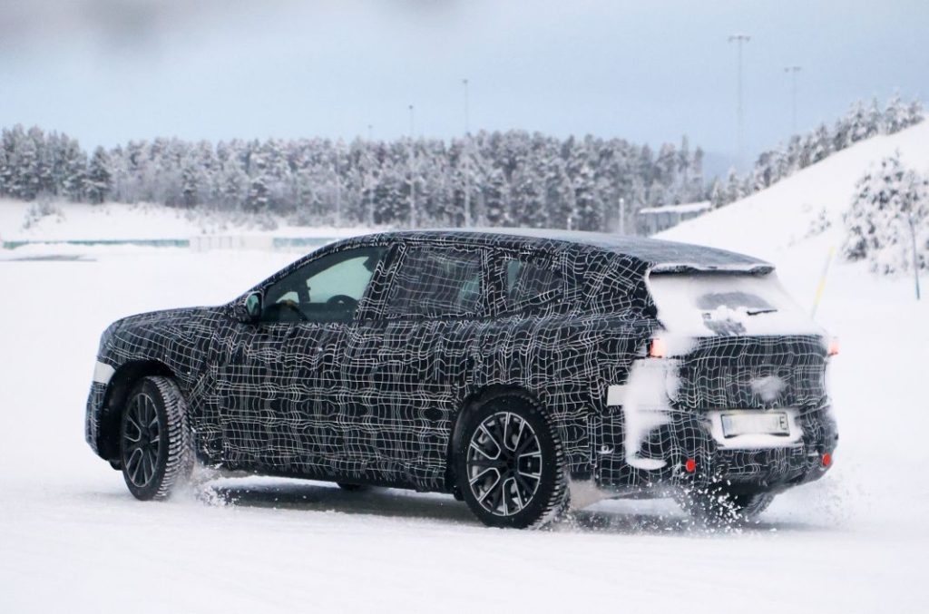 BMW iX3 2025 nieve (8)