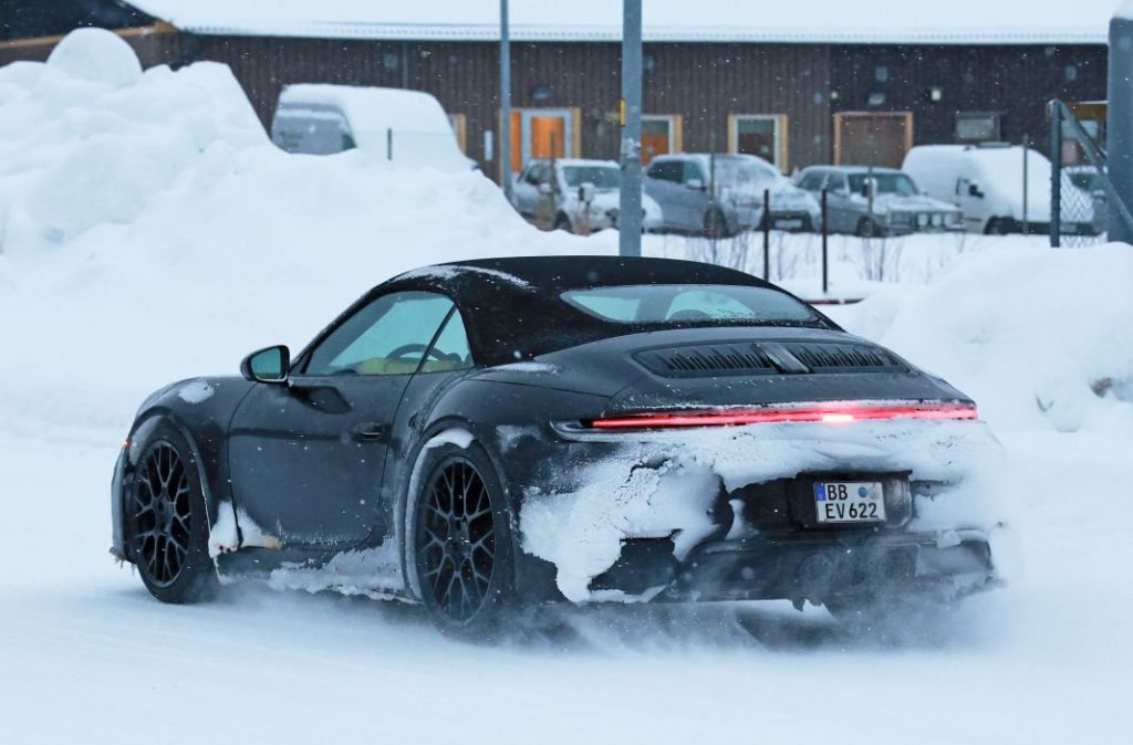 Porsche 992 convertible facelift 11 Motor16