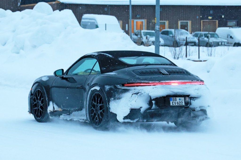 Porsche 992 convertible facelift 12 Motor16