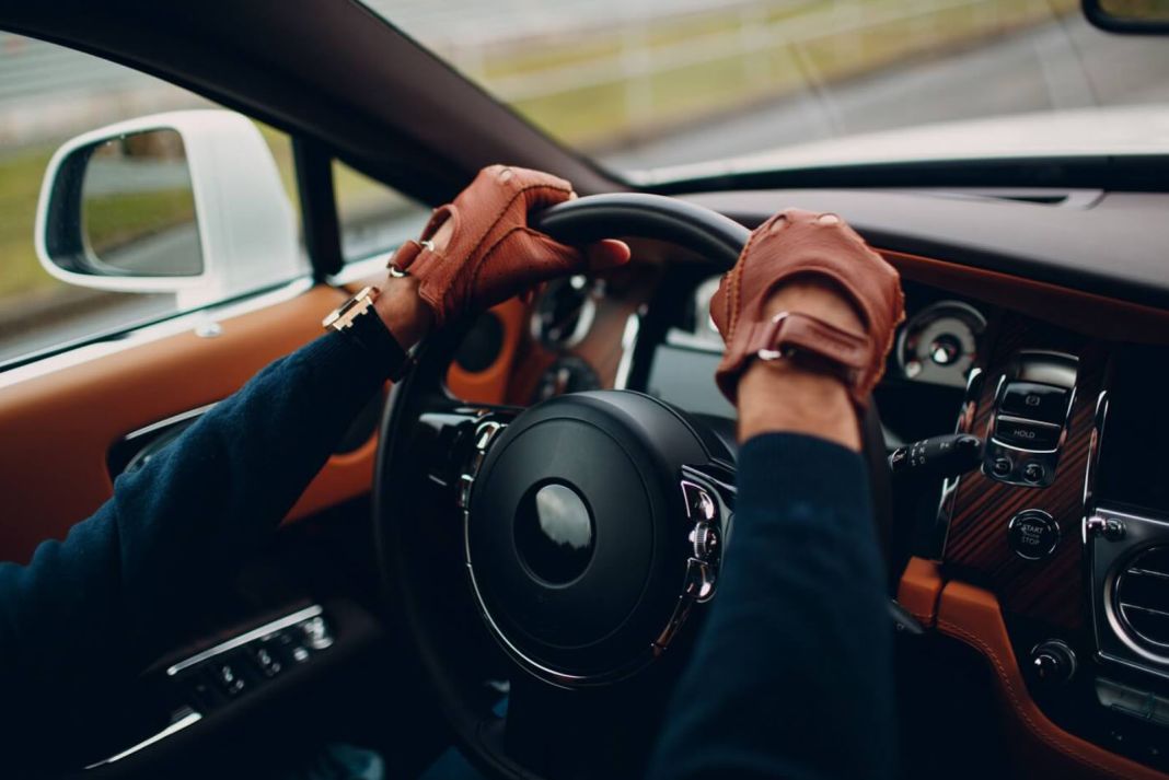 De conducir con guantes a comer mientras lo haces: acciones que te pueden  costar una multa al volante