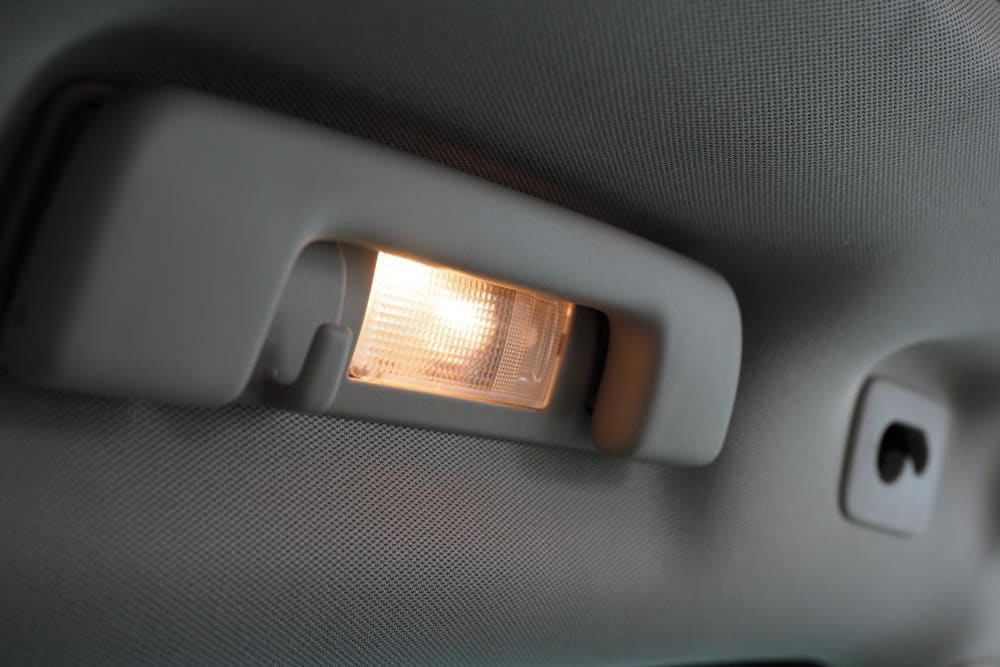 El misterio por el que la luz interior de tu coche se queda