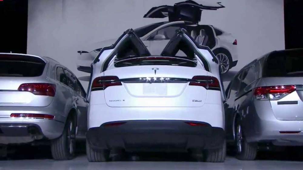 Coches cada vez más anchos, problemas para aparcar.
