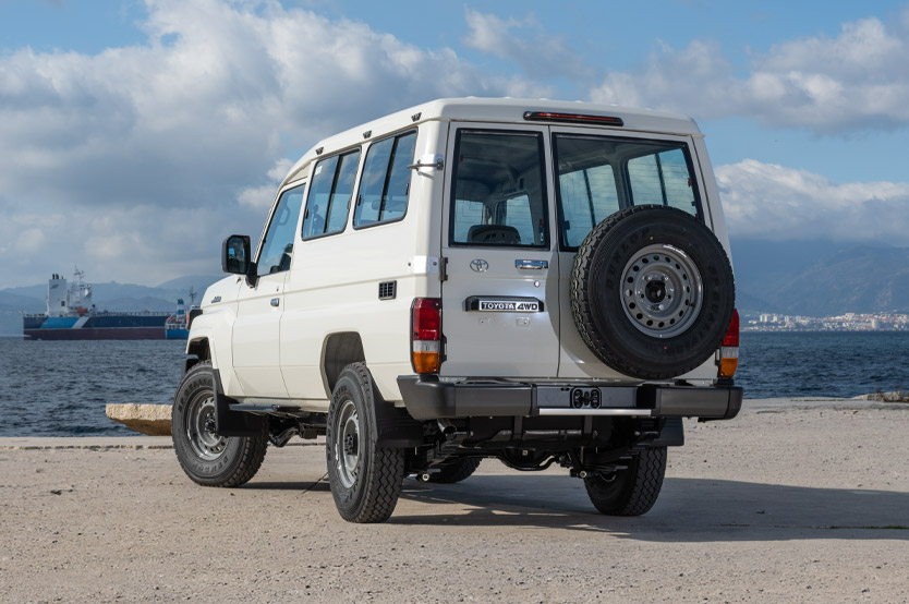 toyota land cruiser 70 cine movil 36 Motor16