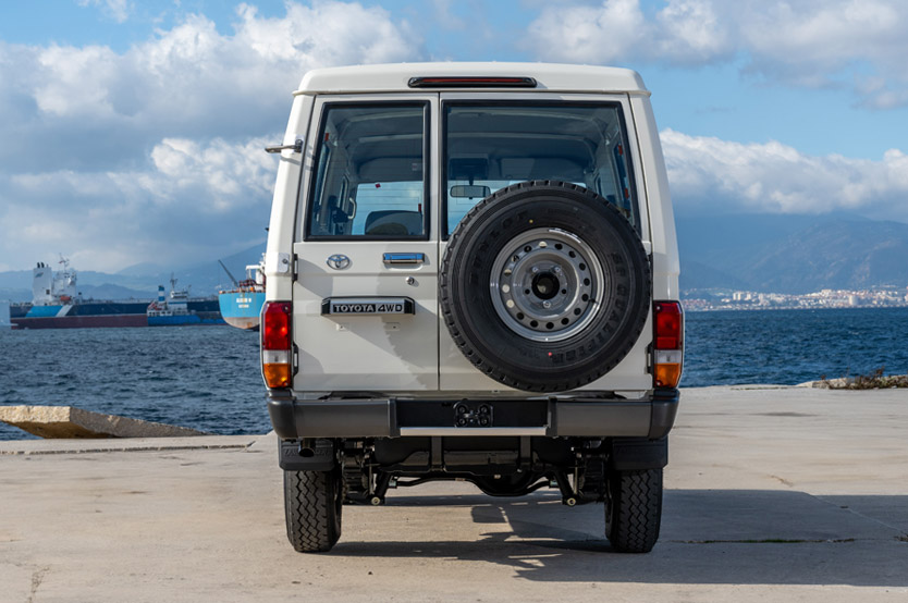 toyota land cruiser 70 cine movil 37 Motor16