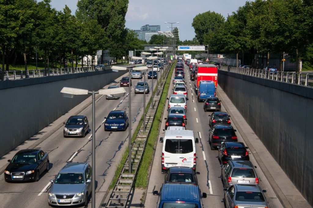 Coches. Carretera. Tráfico. Imagen.