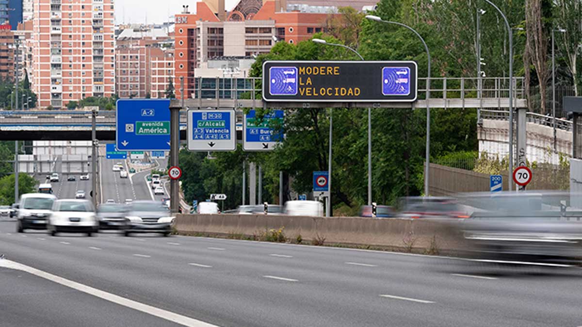 La DGT quiere que llevemos un nuevo dispositivo más en los vehículos:  obligatorio en 2022, pero no para todos los conductores