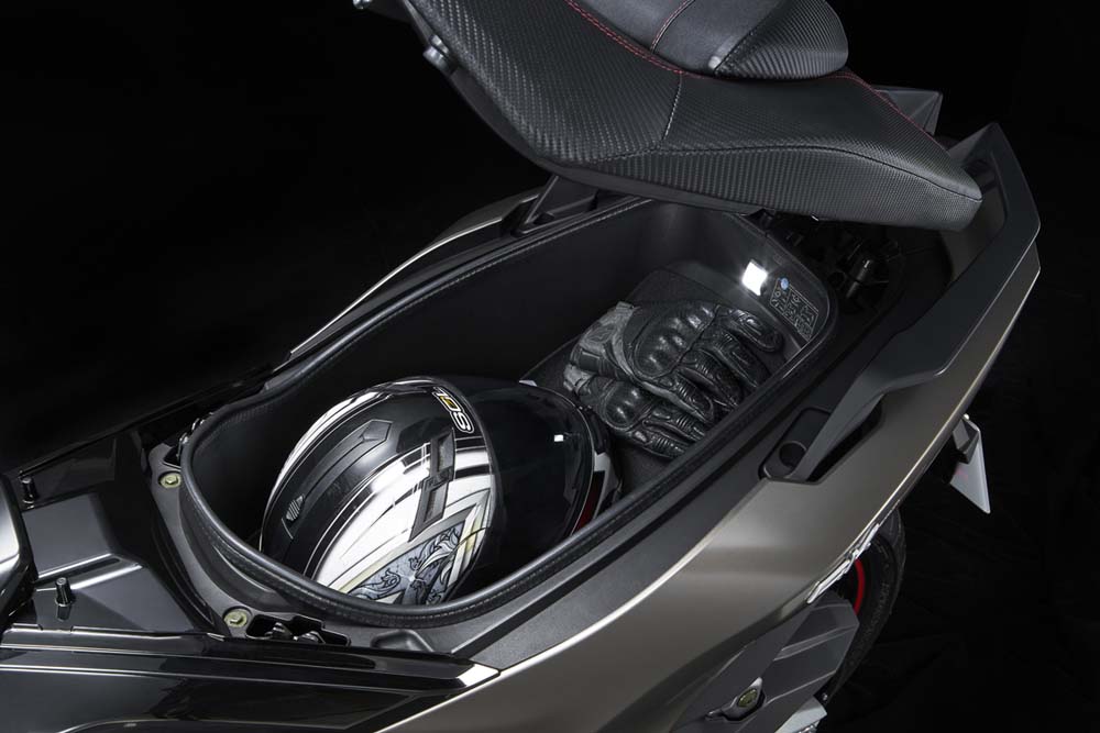 Kymco AK 550 Premium 59 1 Motor16