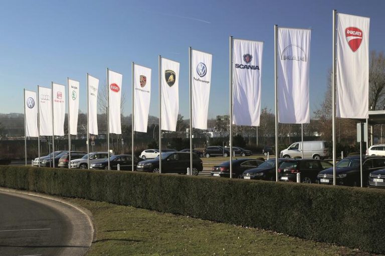 Los aranceles del 25% de EE.UU. hacen que los fabricantes europeos caigan en Bolsa