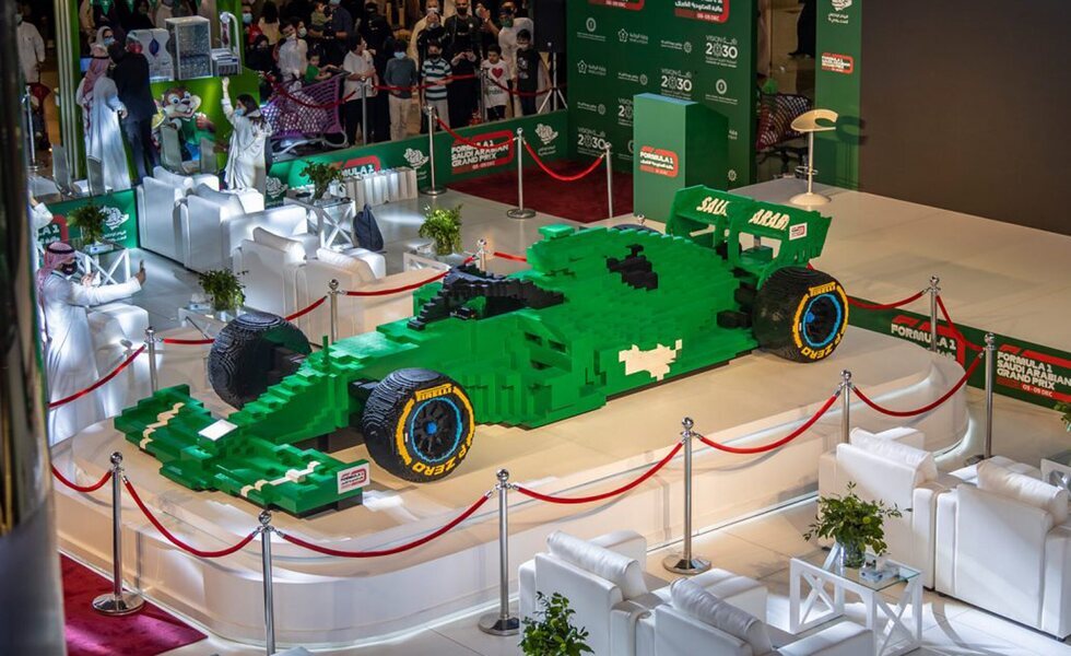 Lego construye un Fórmula 1 gigante para el GP de Arabia Saudí