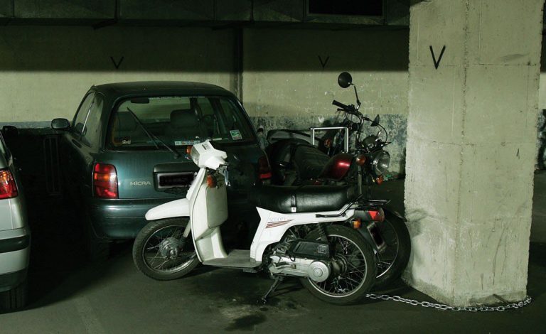 ¿Me pueden impedir aparcar un coche y una moto en la misma plaza?