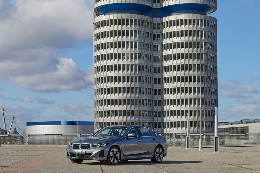 2022 BMW i3 eDrive35L 8 copia 1 Motor16