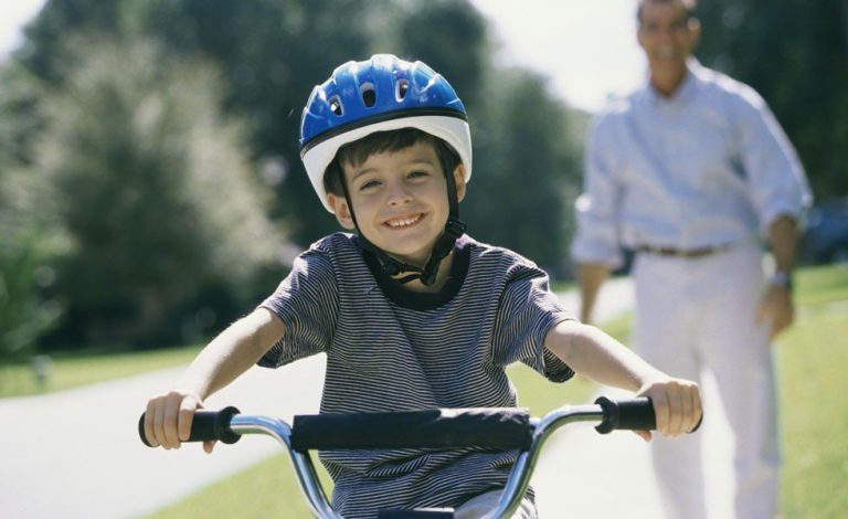 ¿Me pueden multar si mi hijo circula sin casco en una bici con ruedines?