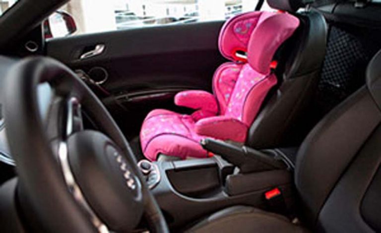 ¿Puede viajar un niño de dos años en su sillita en el asiento delantero?