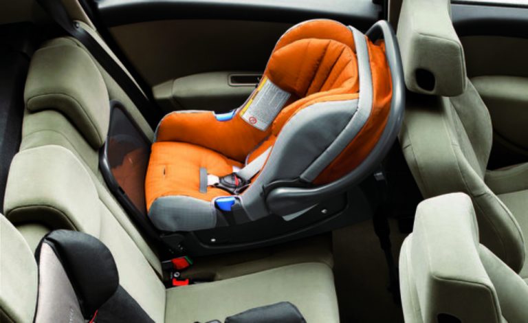 ¿Cuál es la norma para colocar los sistemas de retención infantil en el coche?