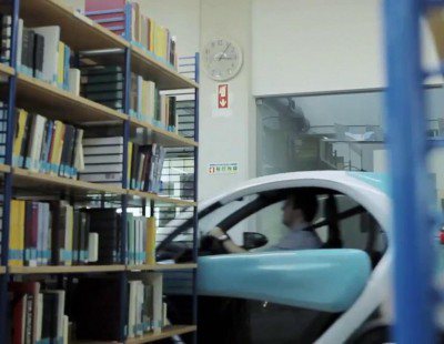 Renault lleva el Twizy a una biblioteca para demostrar su silencio