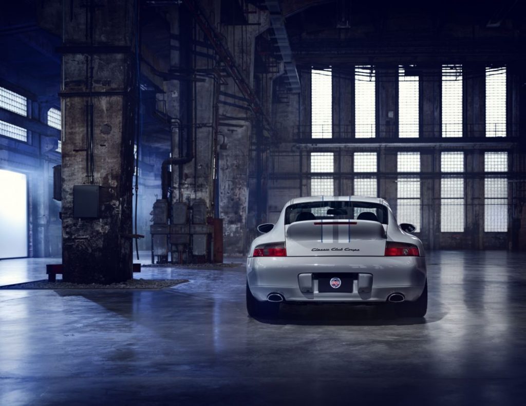 El Porsche 911 Classic Club Coupe visto desde atrás
