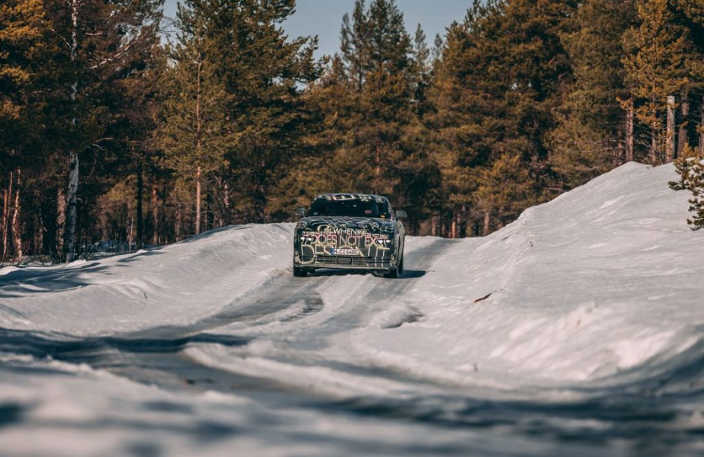 El Rolls-Royce Spectre sobre una carretera llena de nieve en Suecia