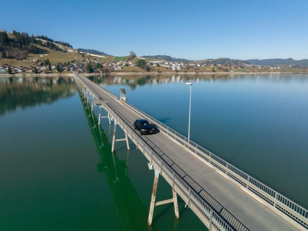 Alfa Romeo Stelvio Estrema en un puente