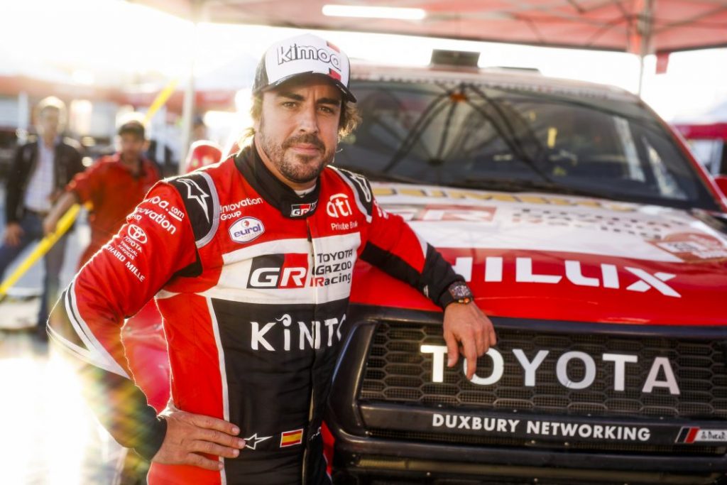 Alonso con su coche del Dakar 2020