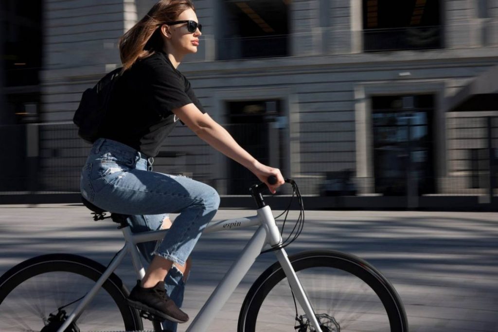 Viajar en bicicleta ahorra gasolina y protege la salud.