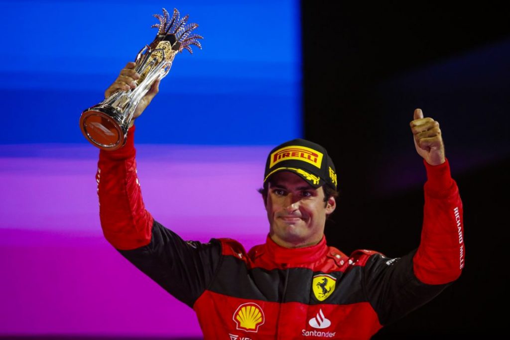 Carlos Sainz en el podio de Bahréin en este 2022