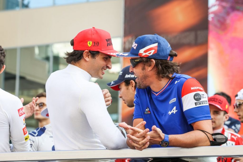 Carlos Sainz Jr. con Fernando Alonso
