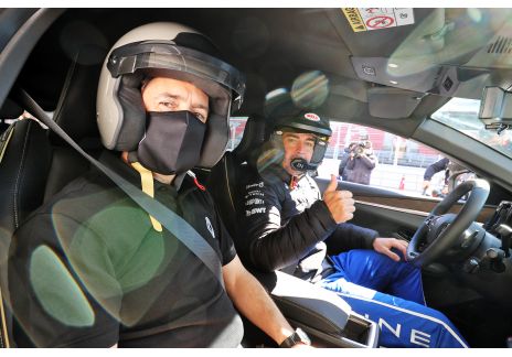 Fernando Alonso, en el coche junto a Domingo Baena.