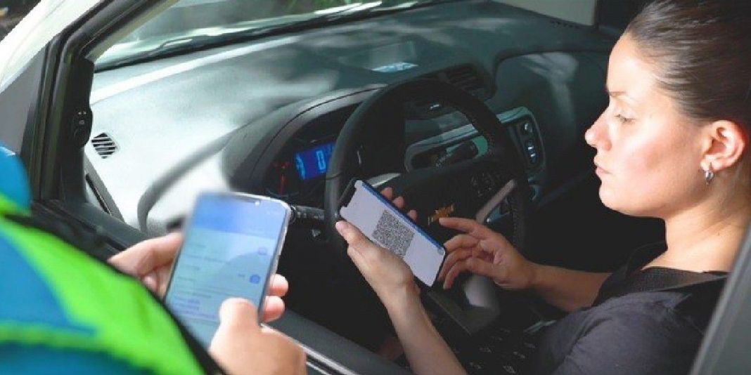 Esta es la multa de la DGT por llevar el móvil en el soporte de tu coche