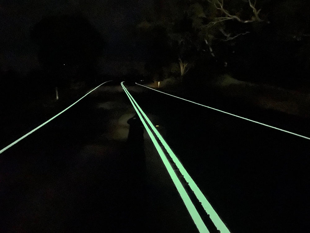 Líneas en la carretera, marcas viales, fotoluminiscentes.
