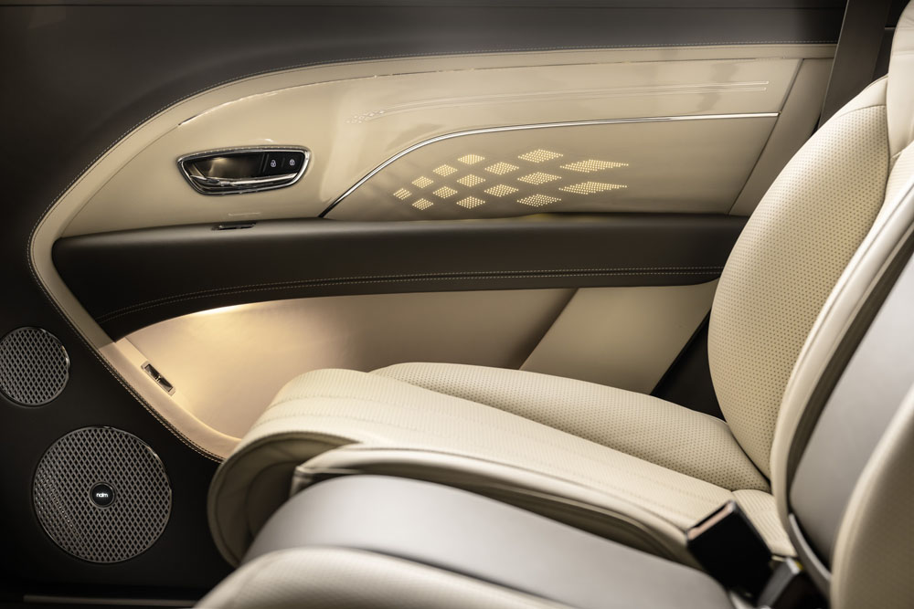 2022 Bentley Bentayga EWB. Imagen detalle puerta interior.